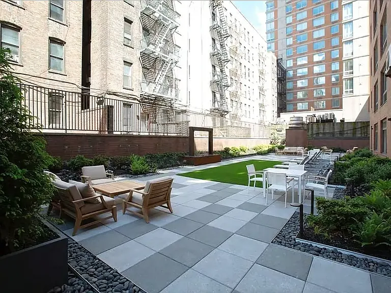 311 W 50th St #4C — Photo 6