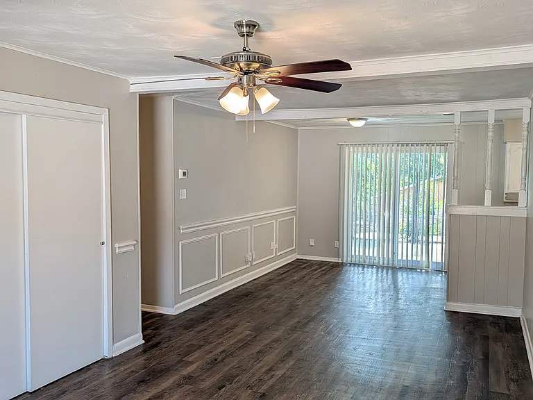 1820 Warren Ln — Photo 8