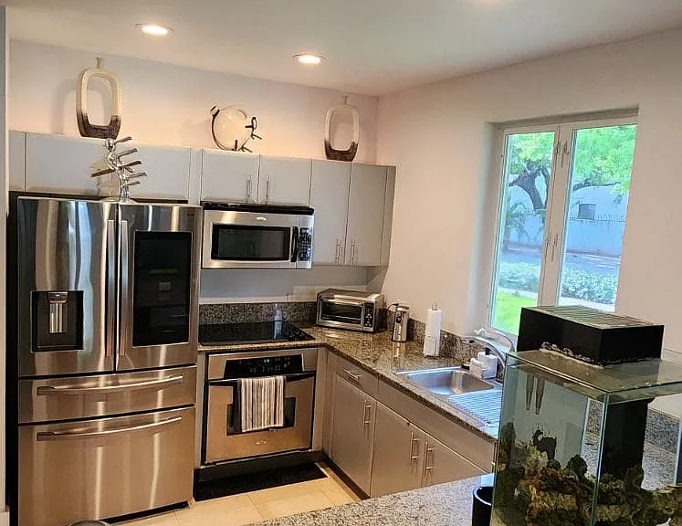 1140 NW 18th Pl — Photo 2