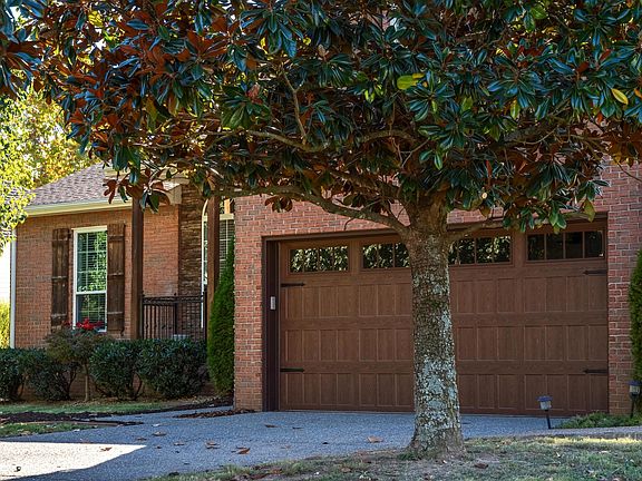 3rd image of 372 Huntington Dr
