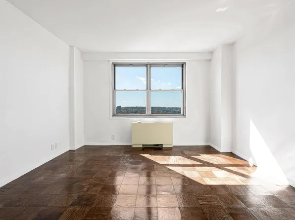 70-25 Yellowstone Boulevard image 18 of 29