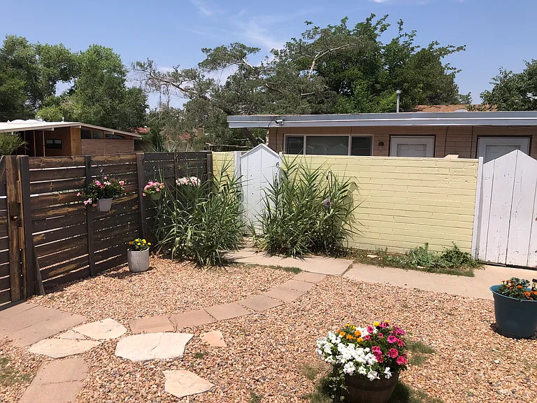 456-460 Valverde Dr SE — Photo 3