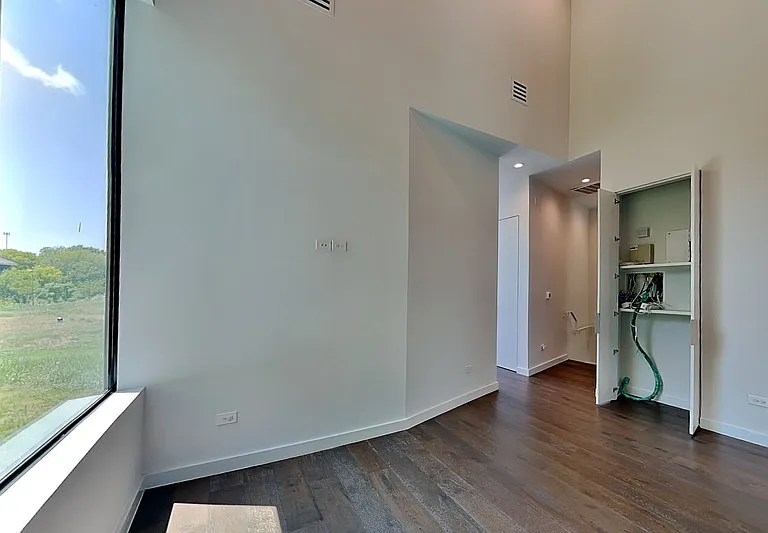 906 Blackland Ct — Photo 11