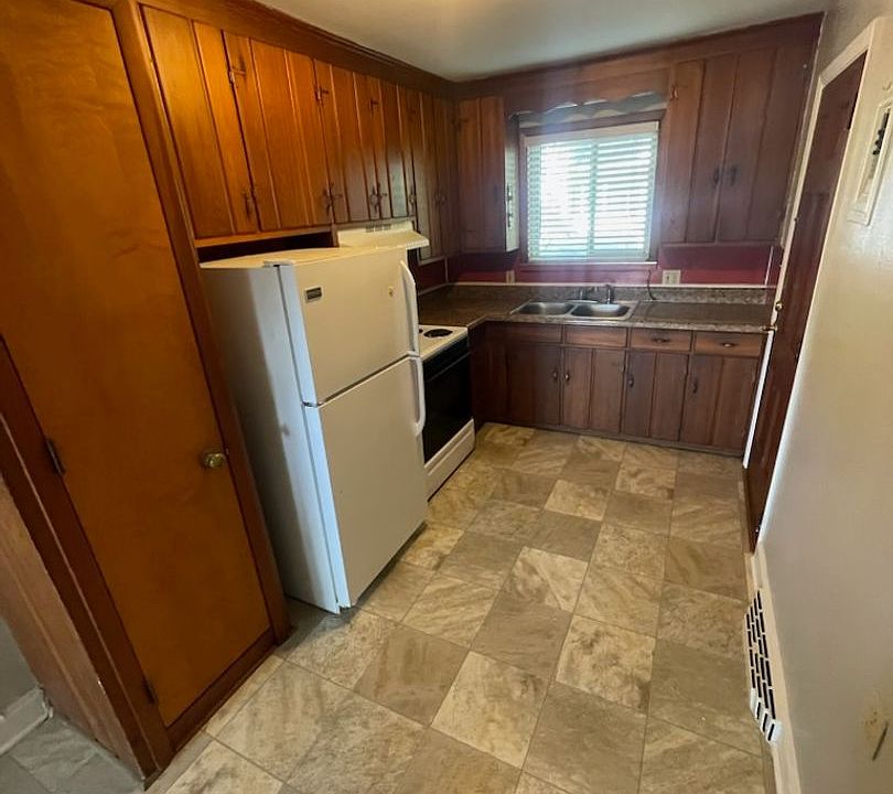 2nd image of 2425 Queen St APT 4
