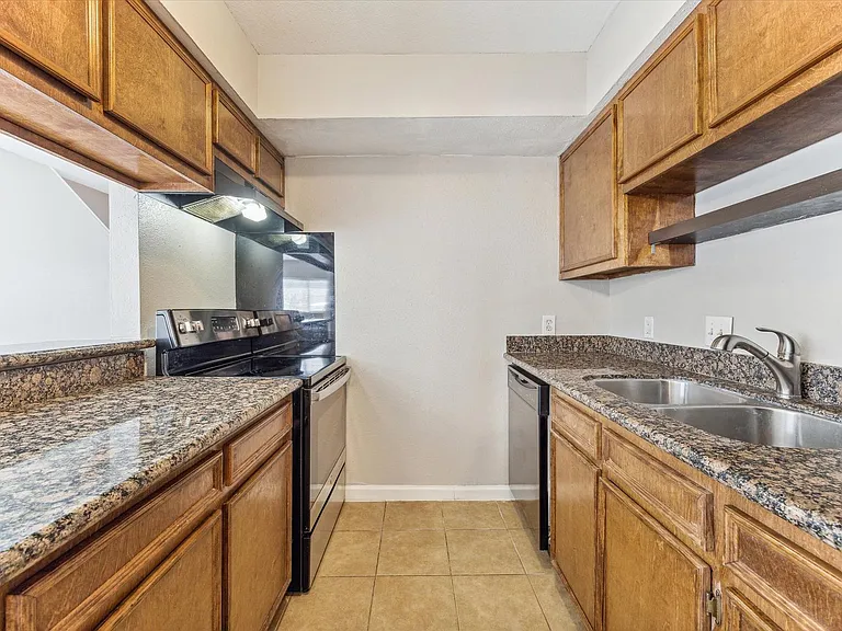 1916 Upland Dr — Photo 7