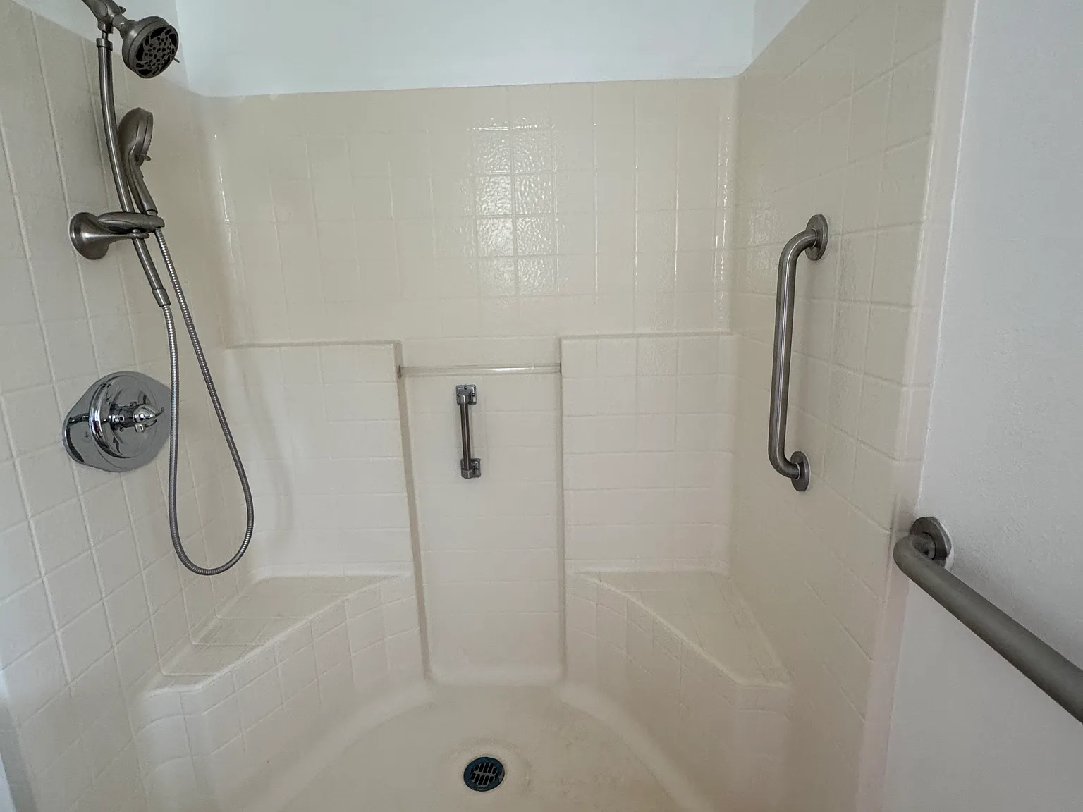 3 bed, 950 sqft, $3,900 — Photo 2