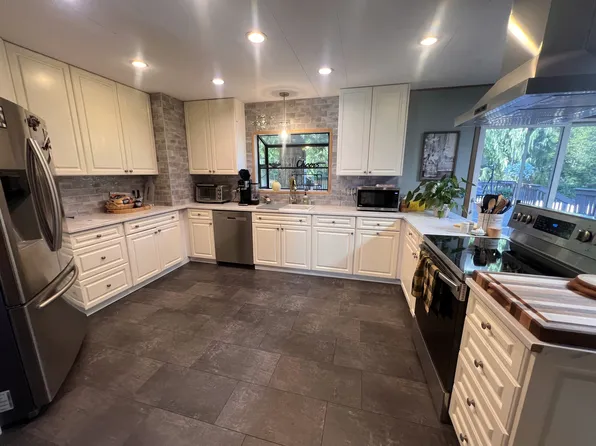 1069 E Axton Rd, Bellingham, WA 98226