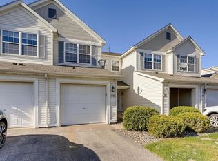 945 Providence Dr, Shakopee, MN 55379