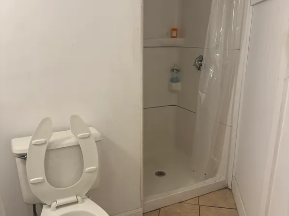 63 Spruce St APT 8, Clinton, MA 01510