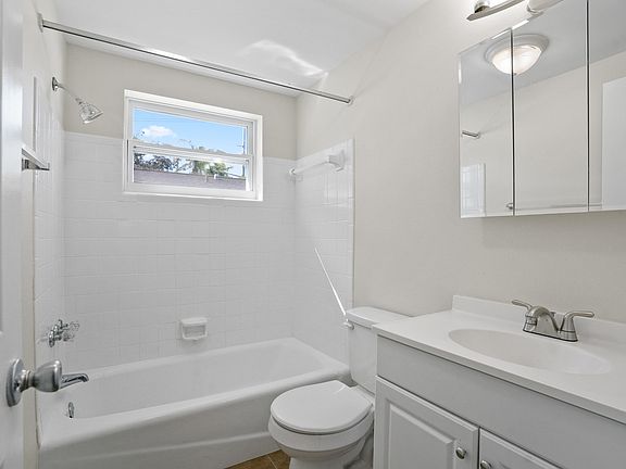 4th image of 429 Milwaukee Ave #429
