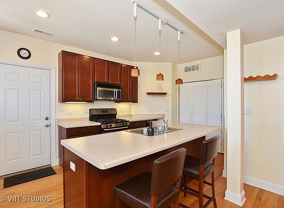 3rd image of 6817 N Lakewood Ave APT 2E