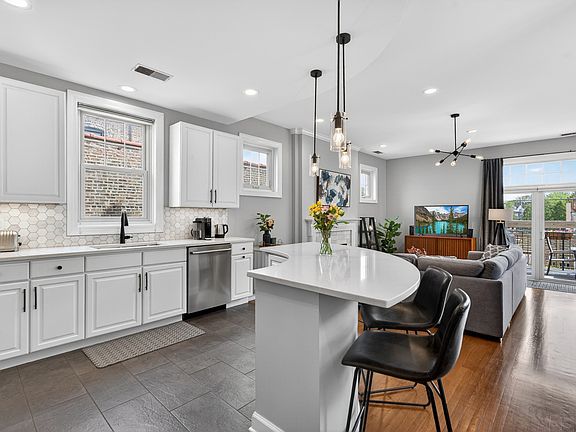 2nd image of 1041 N Leavitt St #2