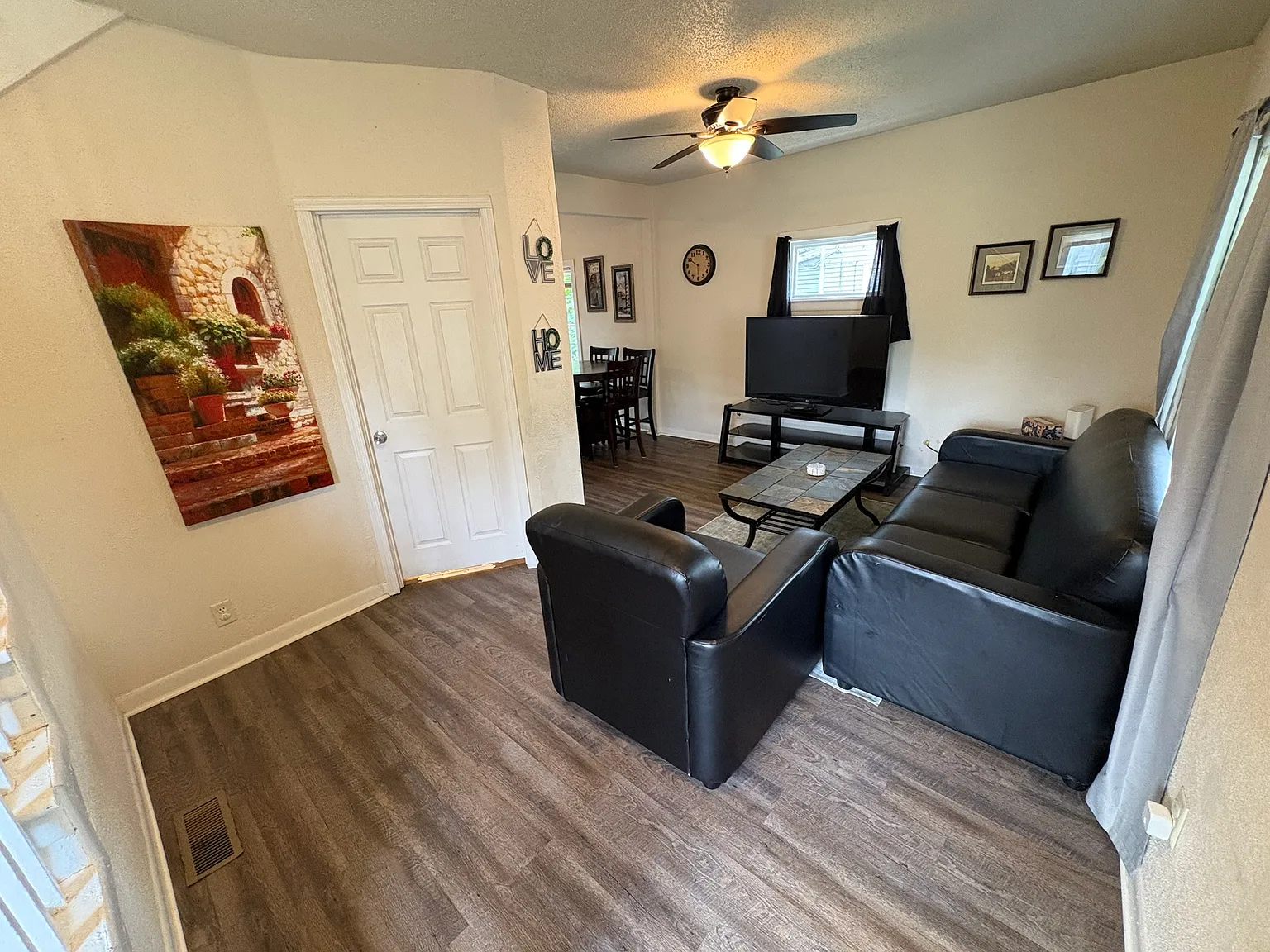 3 bed, 1100 sqft, $2,700 — Photo 2