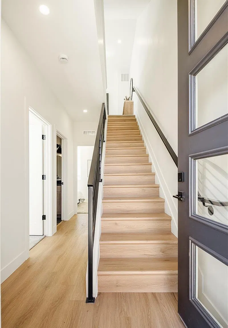 3 bed, 2.0 bath, 1133 sqft, $3,200 — Photo 3