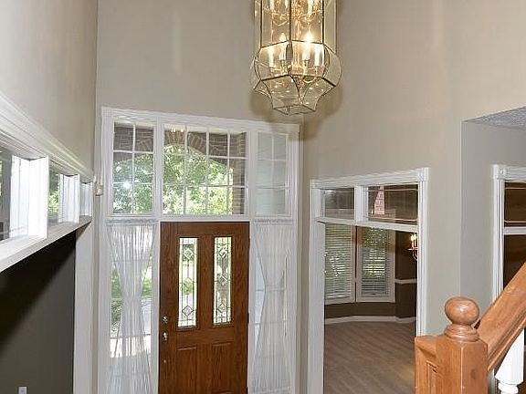 4th image of 18520 Dupont Cir
