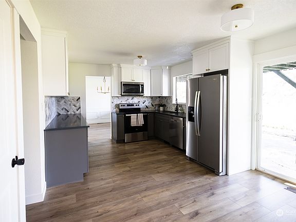 5th image of 729 S Dahlia Drive