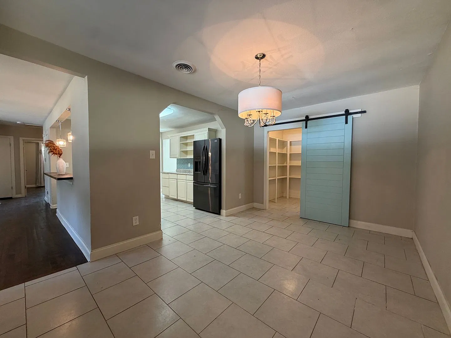 Available Now 3 Bedroom 2 Bath Home Near River Oaks Area — Photo 4
