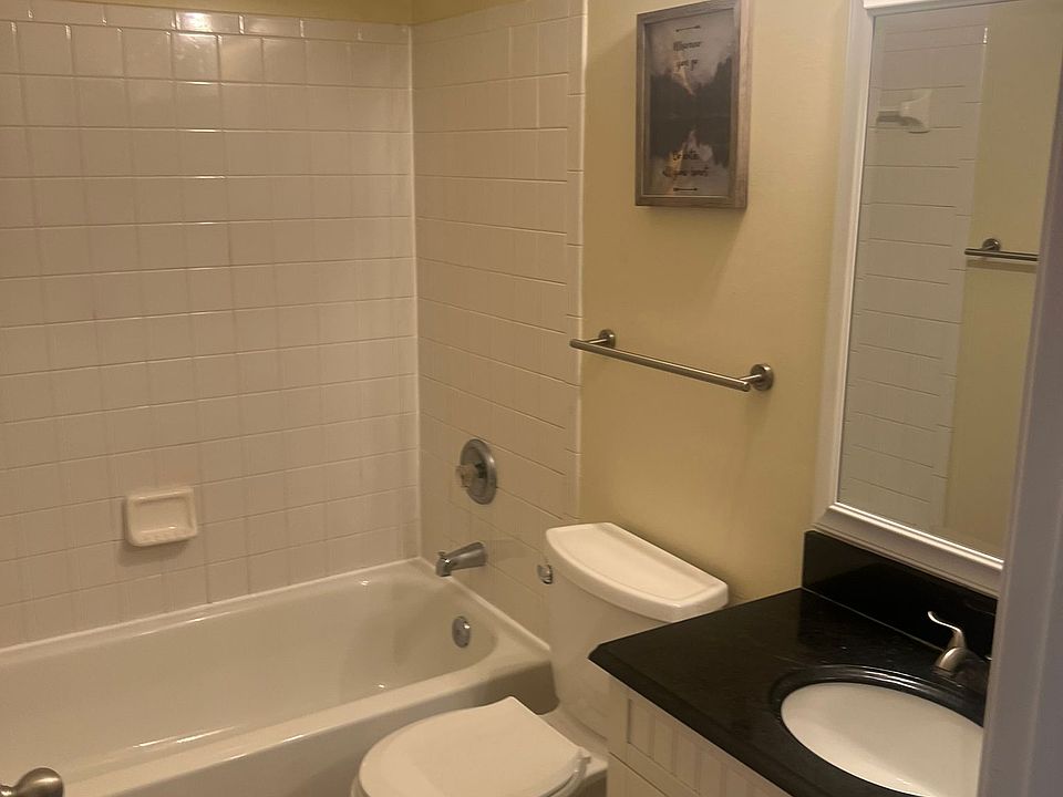 2nd floor full bathroom(hallway)