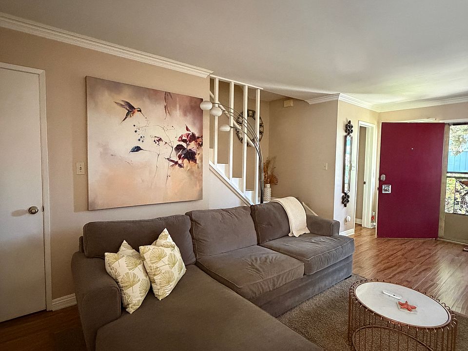 Spacious, great natural lighting living room