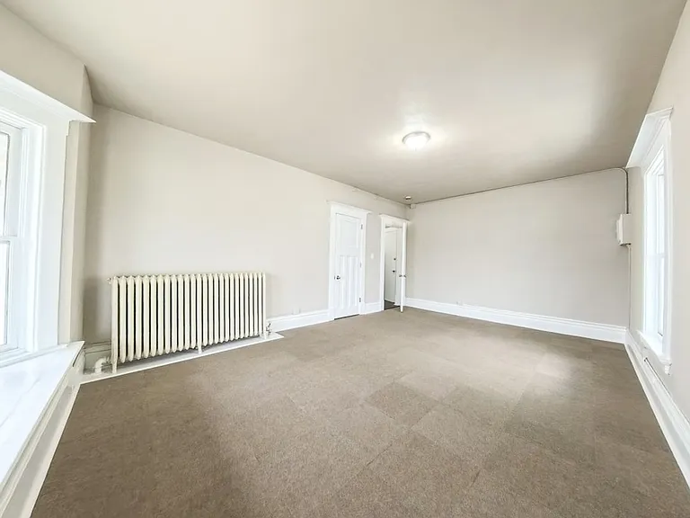 511 W State St — Photo 10
