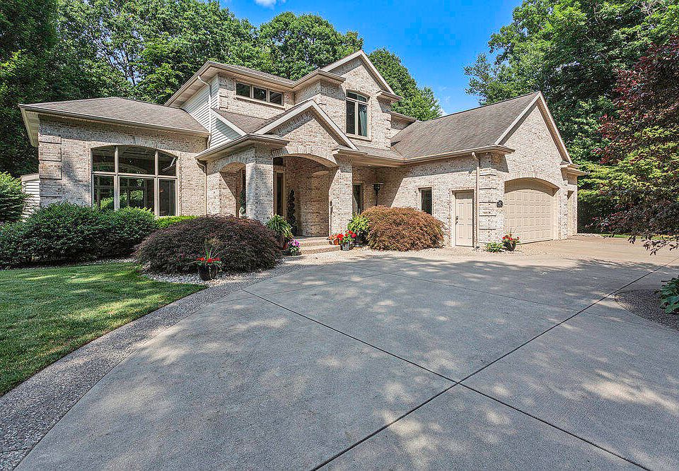 1st image of 420 S Round Lake Dr