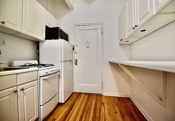 3rd image of 225 E 10th St APT 3D