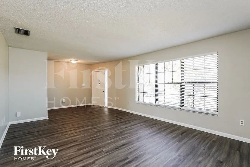 4 bed, 2.0 bath, 1924 sqft, $2,250 — Photo 3