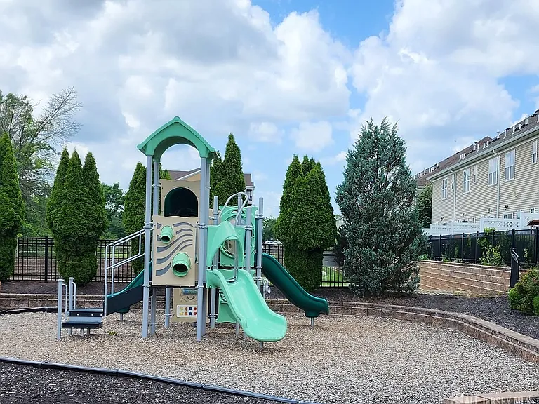 548 E Celebration Way — Photo 29