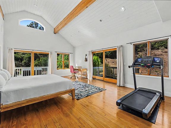 5th image of 1368 Farnham Rd