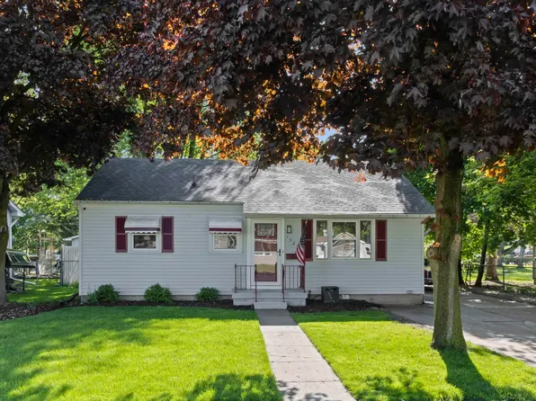 1527 Vermont Ave, Marysville, MI 48040