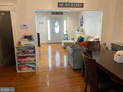 4th image of 4425 Princeton Ave