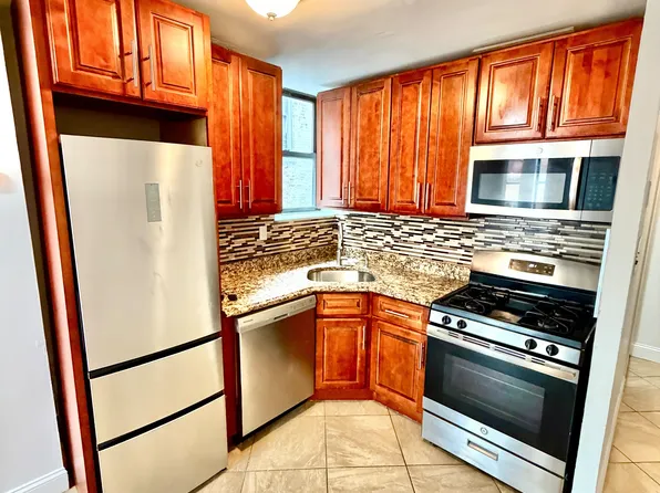 951 Putnam Avenue image 1 of 15