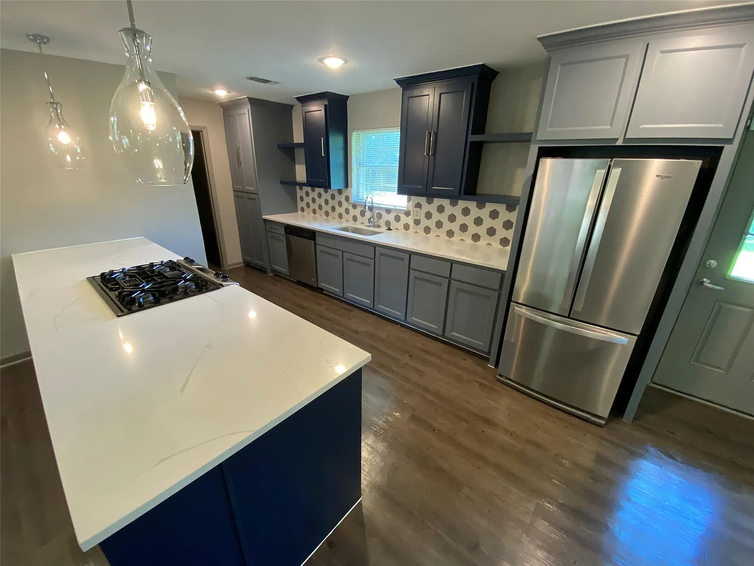1004 Holiday Dr — Photo 2