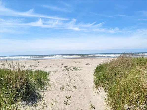 13301 North Place, Long Beach, WA 98631