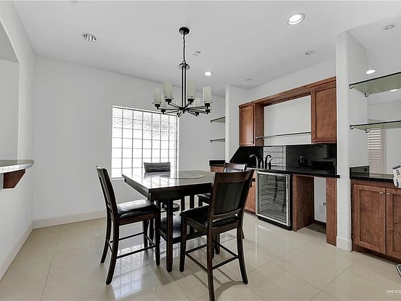 4th image of 528 E Uphall Ave