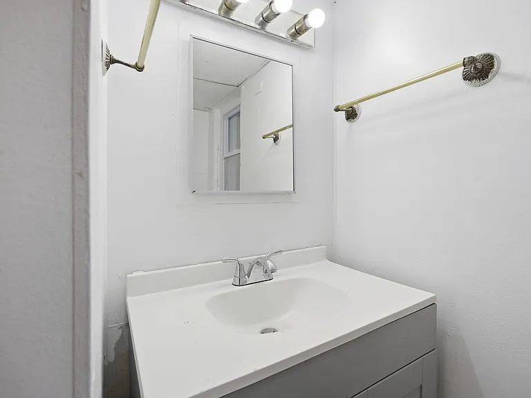 616 Lillian St — Photo 17