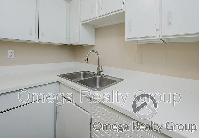 Camelot Apartments — Photo 65