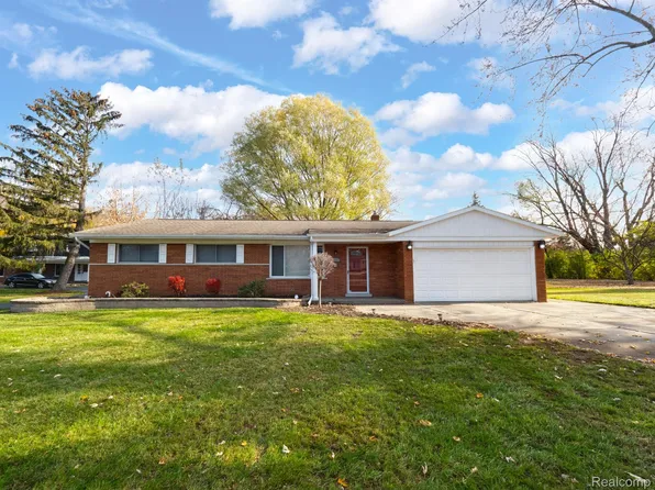39412 Moravian Dr, Clinton Township, MI 48036