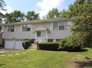 910 Hillcrest Blvd, Hoffman Estates, IL 60169