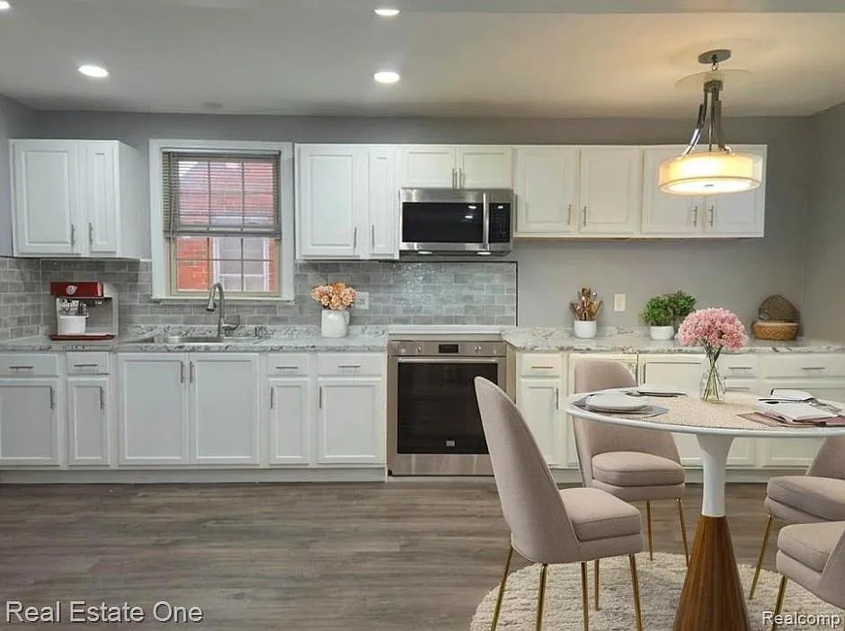 3 bed, 1006 sqft, $1,450 — Photo 3