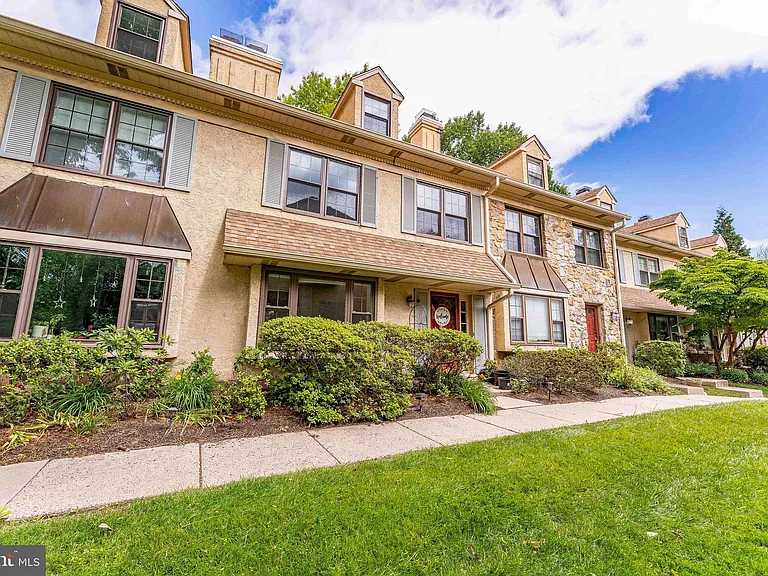 11 Chateau Cir — Photo 2
