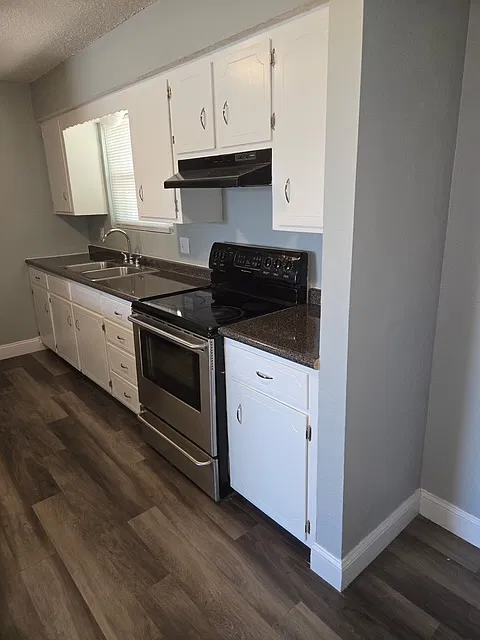 411 S Cleveland St — Photo 2