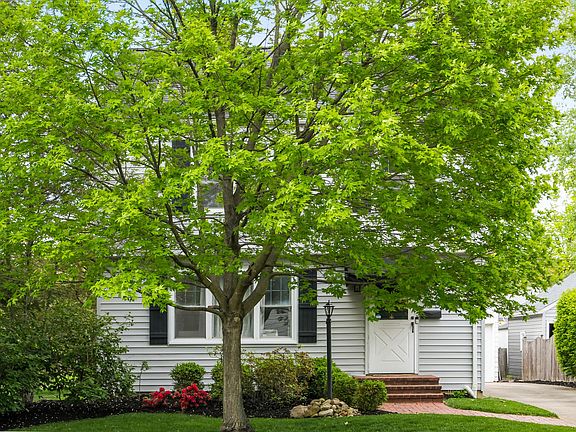 3rd image of 256 E Schreyer Pl