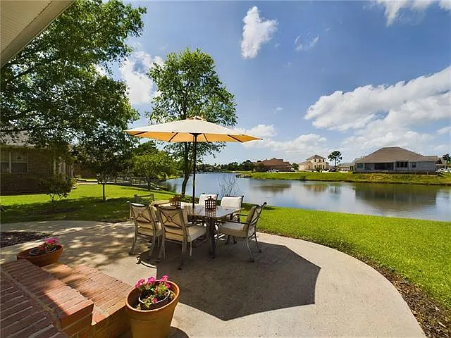 4 bed, 2.5 bath, 2775 sqft, $3,000 — Photo 2