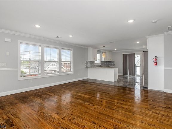4th image of 706 Elm St