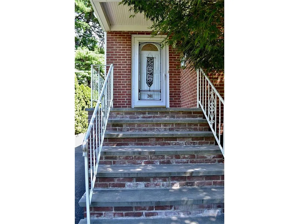 201 Maple Ave photo 1