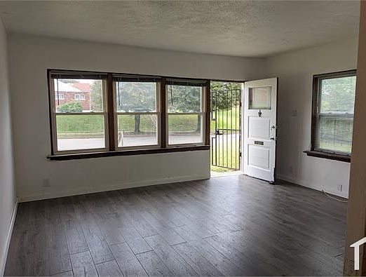3rd image of 4529 Anderson Ave