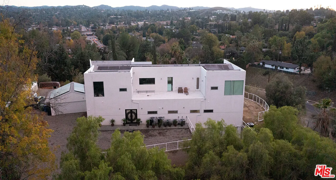 6 bed, 7.0 bath, 8000 sqft, $36,000 — Photo 2
