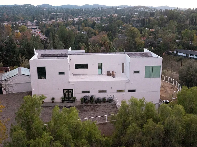 5900 N Winnetka Ave — Photo 2