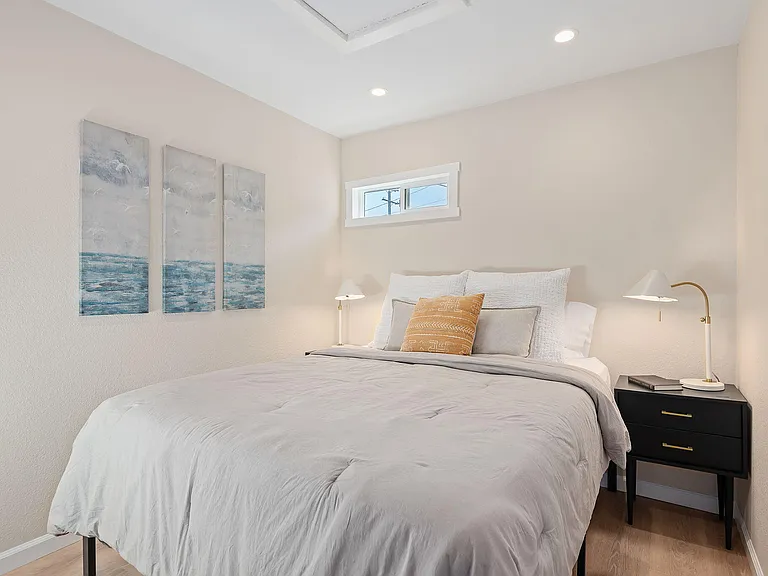 102 N Soledad St #B — Photo 11